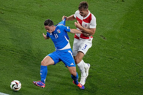 Marin Pongracic pulls the shirt of Giacomo Raspadori